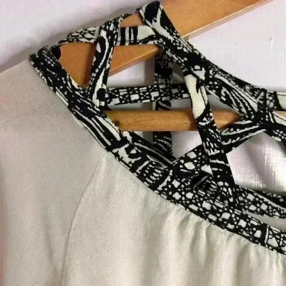 Gentle Fawn Blouse with Beautiful Cut Out Neckline Size Large - Picture 3 of 8